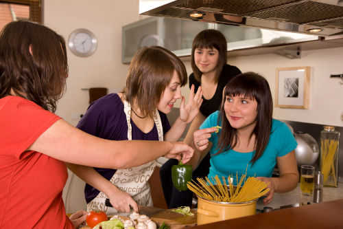 Kochkurs mit Freunden zu Hause oder gemeinsam Kochen mit den Kollegen in der Firma